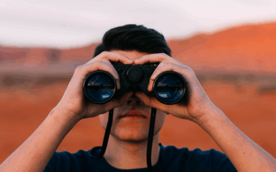 Si può pedinare una persona? Cosa dice la legge e come fare