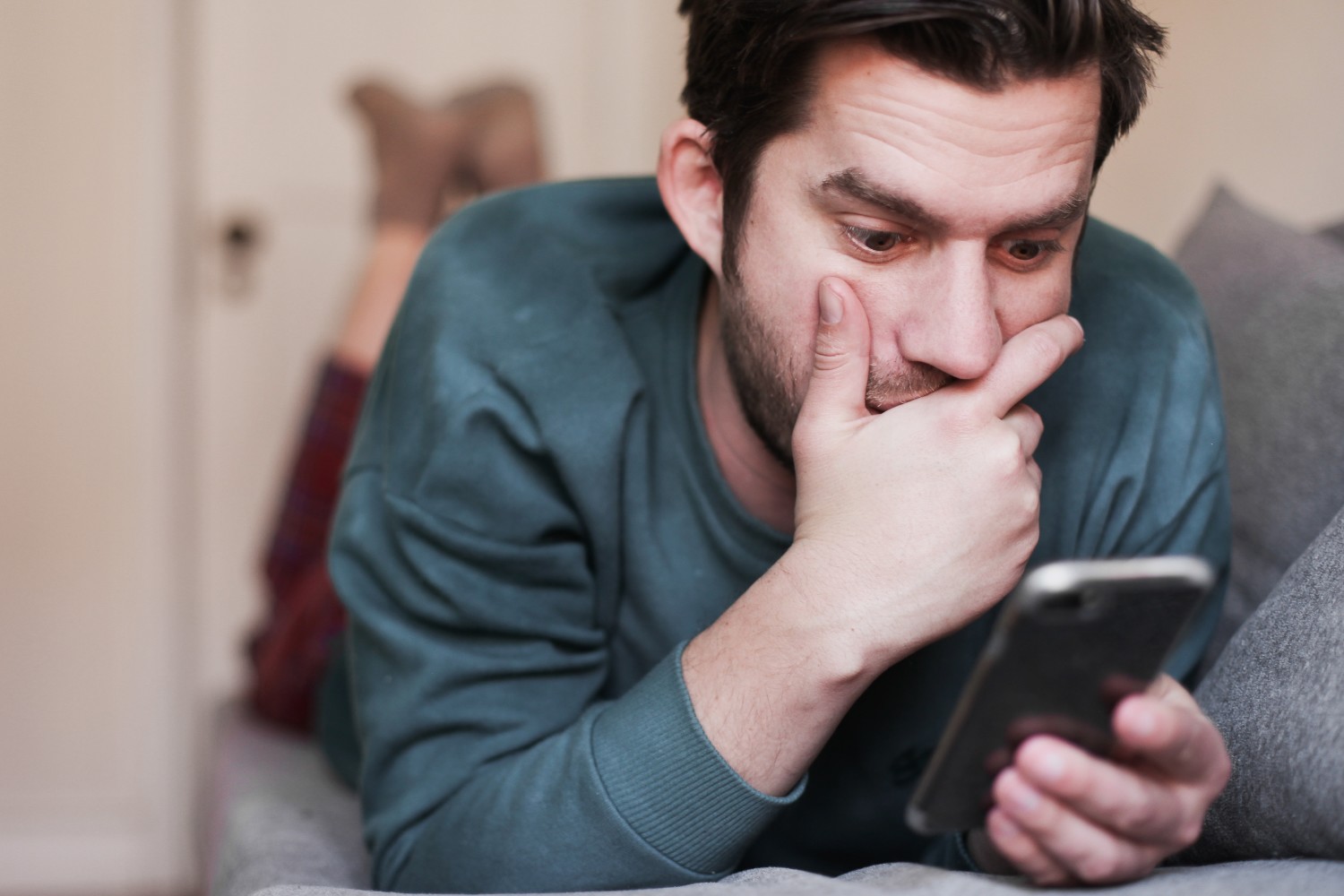 Come reagisce un uomo accusato di tradimento